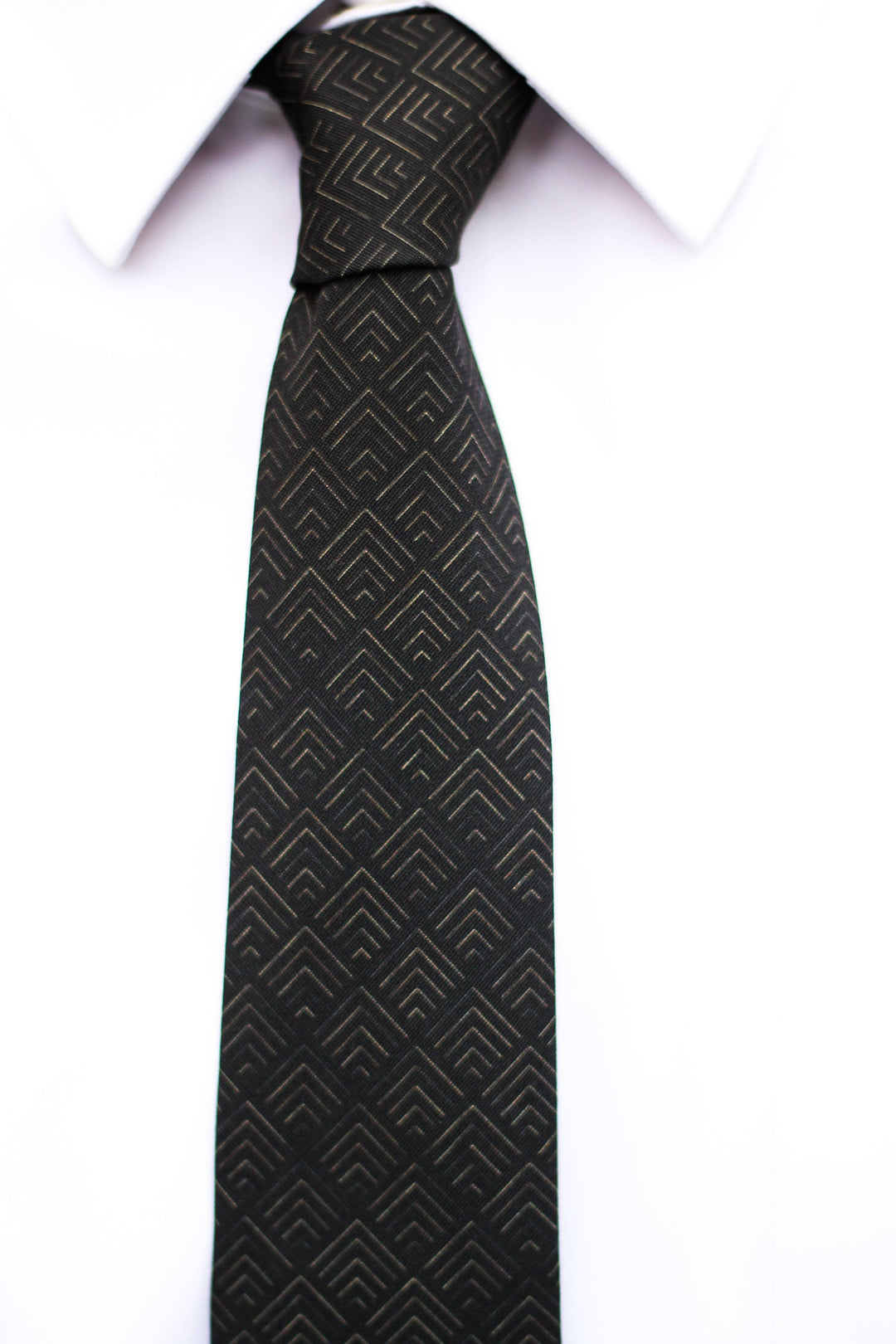 Vogue – Subtle Gold and Black Tie