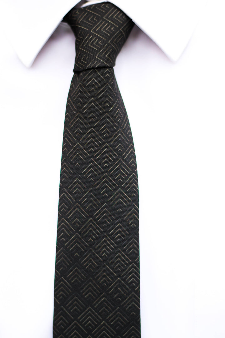 Vogue – Subtle Gold and Black Tie