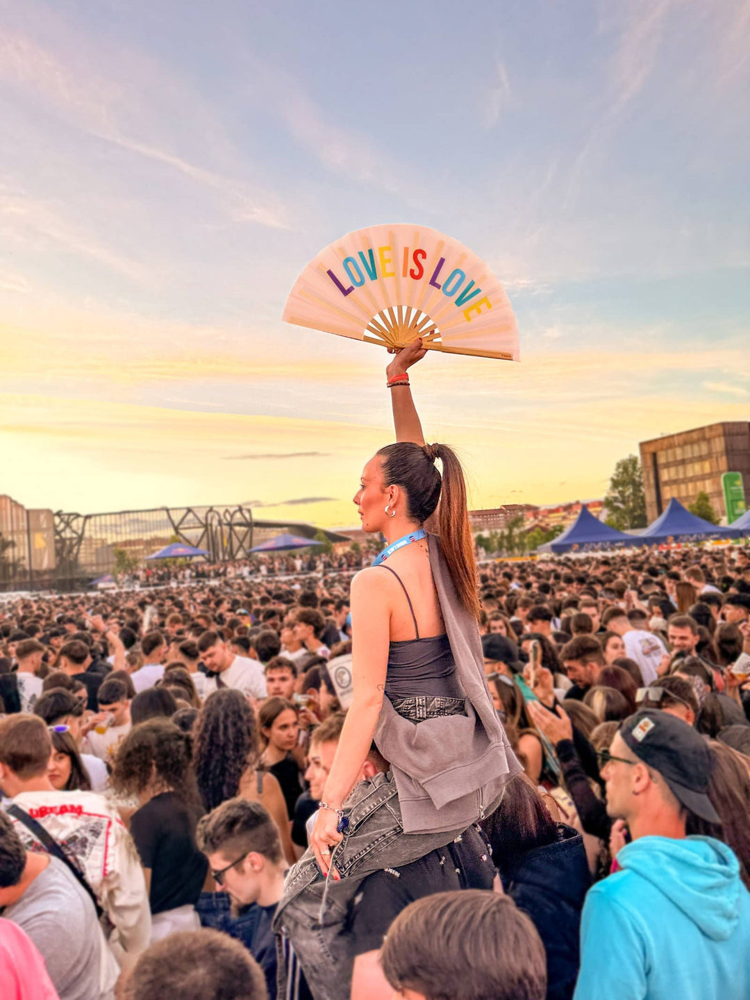 XXL Fan "Love Is Love" Rainbow