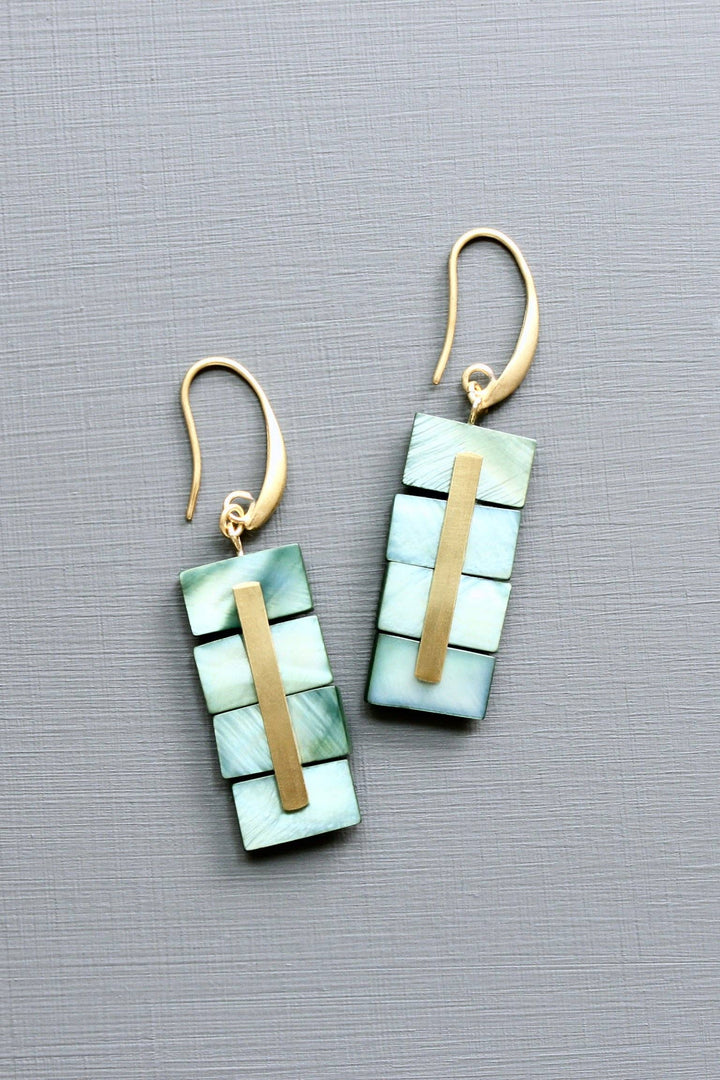 LEXE21 Green shell geometric earrings